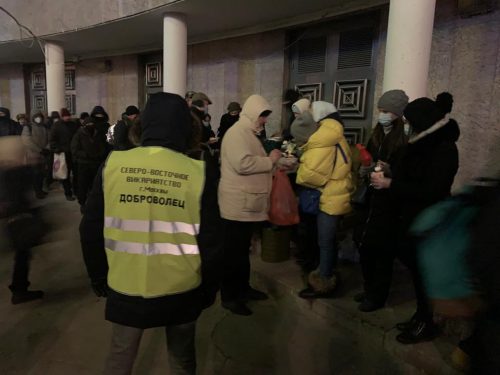 Кормление бездомных на Киевском вокзале