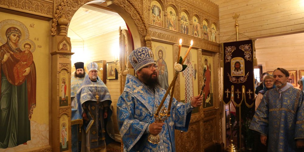 Архиерейское богослужение прошло на приходе Казанской иконы Божией Матери в Лосиноостровской
