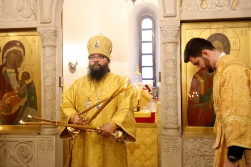 Архиепископ Егорьевский Матфей совершил Литургию в Неделю 20-ю по Пятидесятнице в храме священномученика Владимира в Свиблово