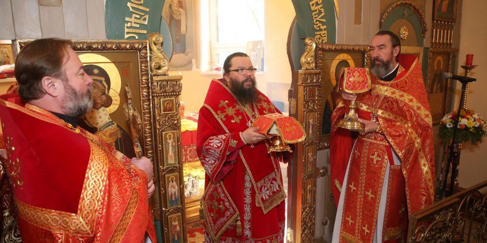Архиепископ Егорьевский Матфей совершил Литургию в храме Симеона Персидского на Пятницком кладбище