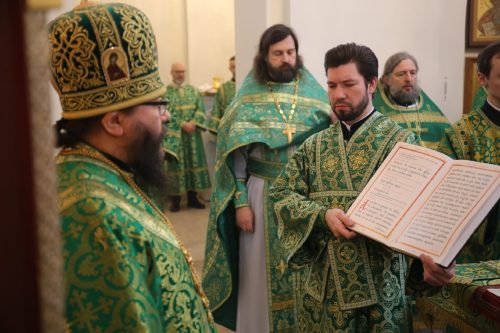 Архиепископ Егорьевский Матфей возглавил Божественную литургию в храме преподобного Серафима Саровского в Раеве