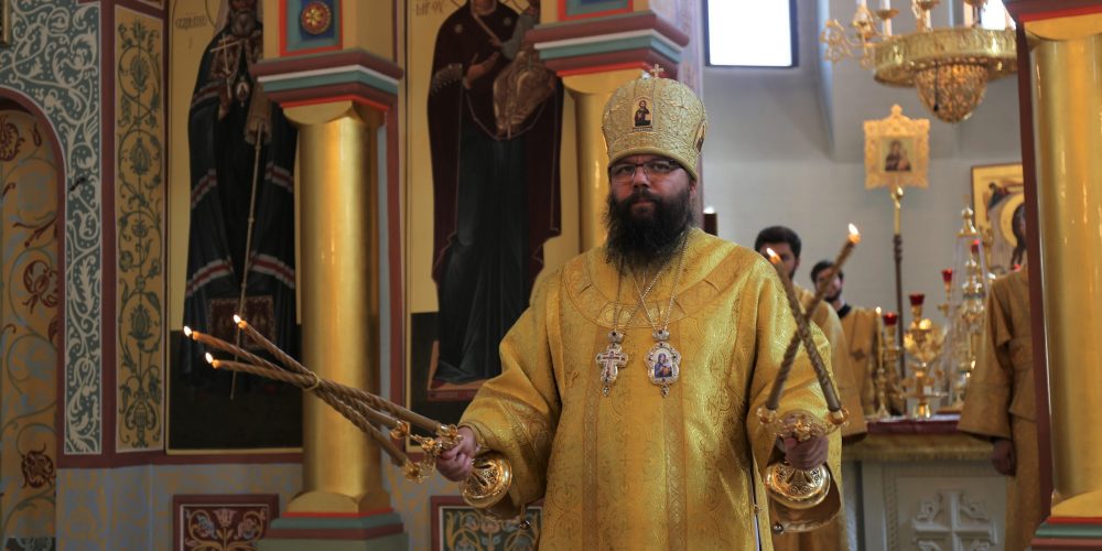 В неделю 8-ю по Пятидесятнице архиепископ Егорьевский Матфей совершил Литургию в храме преподобного Серафима Саровского в Раеве