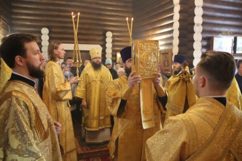 Архиепископ Егорьевский Матфей возглавил престольный праздник в храме святителя Макария (Невского) в Бутырском