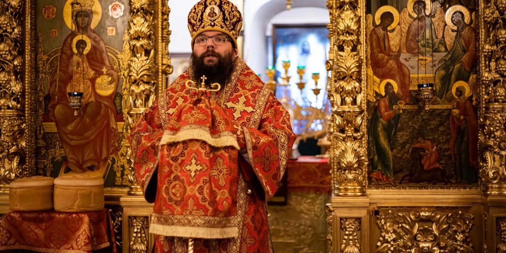 Архиепископ Матфей возглавил Пасхальную литургию в храме Живоначальной Троицы в усадьбе Свиблово