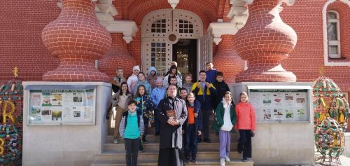 Учащиеся школы № 1503 посетили храм Живоначальной Троицы при бывшем приюте братьев Бахрушиных