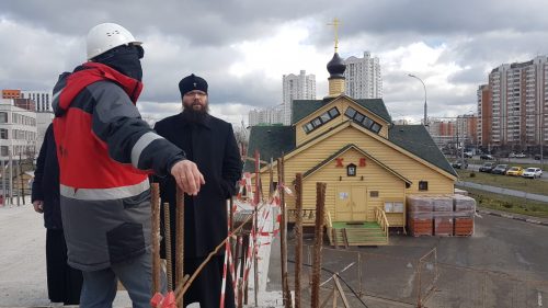Архиепископ Егорьевский Матфей посетил строящийся храм Воскресения Словущего в Марьинском парке г. Москвы
