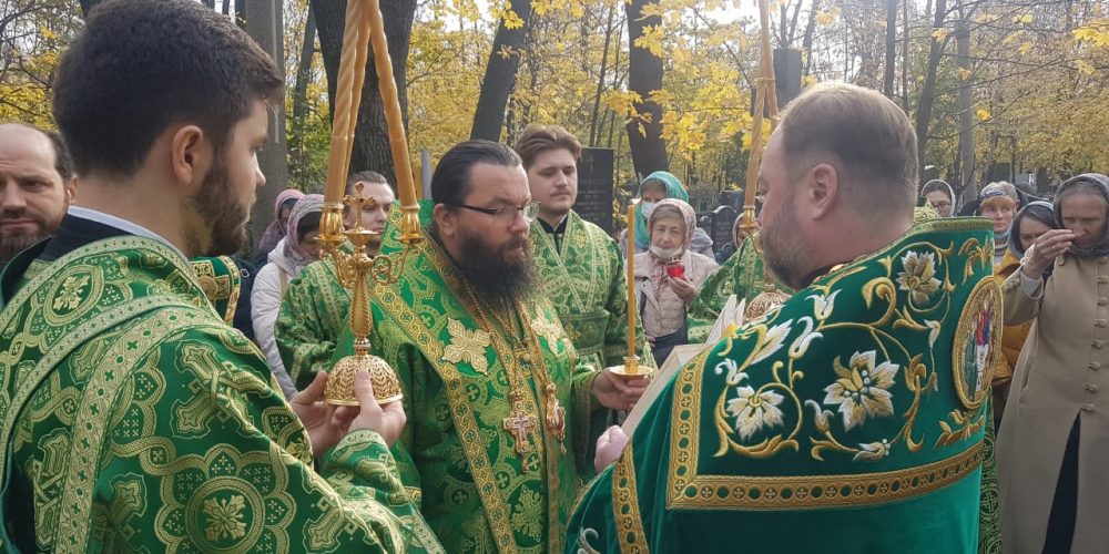 В день престольного праздника Архиепископ Егорьевский Матфей возглавил Божественную литургию в храме Троицы Живоначальной на Пятницком кладбище