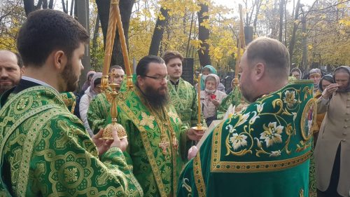 В день престольного праздника Архиепископ Егорьевский Матфей возглавил Божественную литургию в храме Троицы Живоначальной на Пятницком кладбище