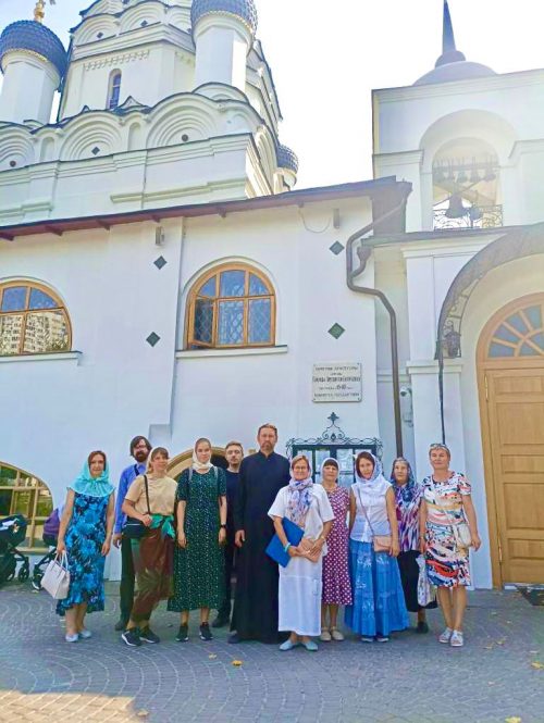 Группа прихожан храма святых мучеников Адриана и Наталии в Бабушкине посетили храм Покрова Пресвятой Богородицы в Медведково