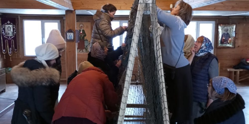 Состоялся первый выездной мастер-класс по плетению маскировочных сетей от добровольцев храма преподобного Серафима Саровского в Раеве