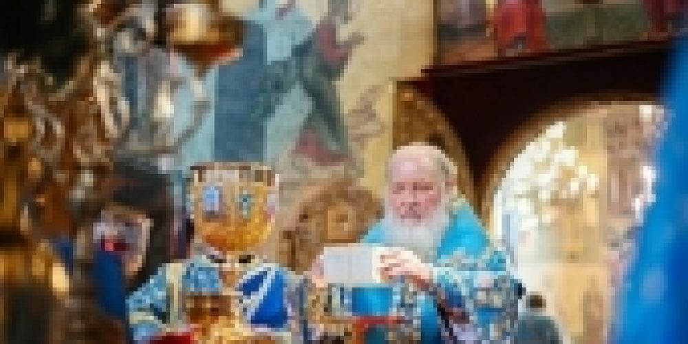 В праздник Сретения Господня Предстоятель Русской Церкви совершил Литургию в Патриаршем Успенском соборе Московского Кремля