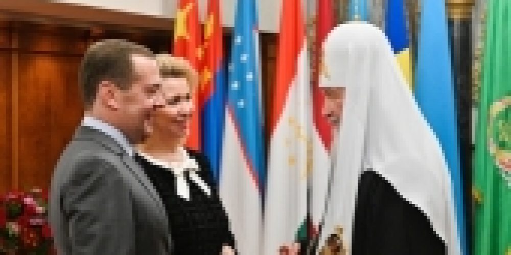 Председатель Правительства РФ Д.А. Медведев поздравил Святейшего Патриарха Кирилла с днем рождения