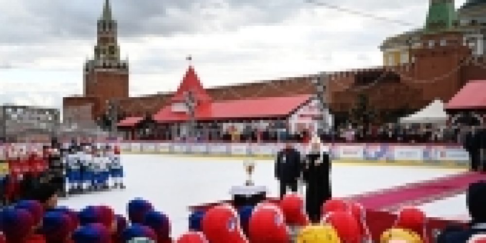 Святейший Патриарх Кирилл посетил финальный этап X турнира по русскому хоккею на Красной площади