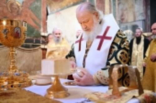 В день памяти святителя Петра Святейший Патриарх Кирилл совершил Литургию в Успенском соборе Московского Кремля
