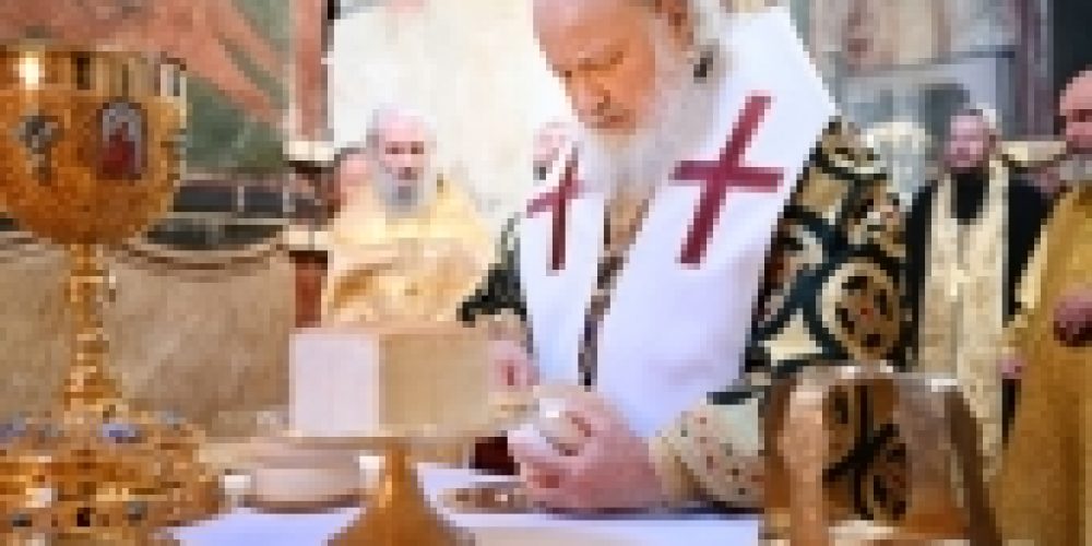 В день памяти святителя Петра Святейший Патриарх Кирилл совершил Литургию в Успенском соборе Московского Кремля