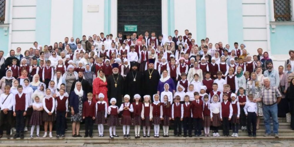 Ахиепископ Матфей возглавил поездку школьников к мощам преподобного Сергия Радонежского