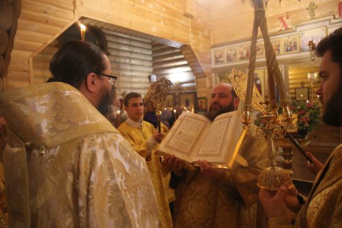 Архиепископ Егорьевский Матфей возглавил всенощное бдение в храме святителя Спиридона Тримифунтского в Лианозове