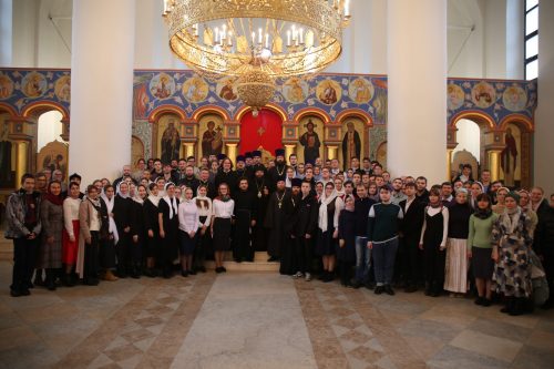Православная молодежь трех викариатств молилась за архиерейским богослужением в храме преподобного Серафима Саровского в Раеве