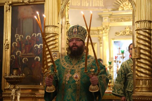 Архиепископ Матфей возглавил Божественную литургию по случаю престольного праздника Троицкого храма на Пятницком кладбище