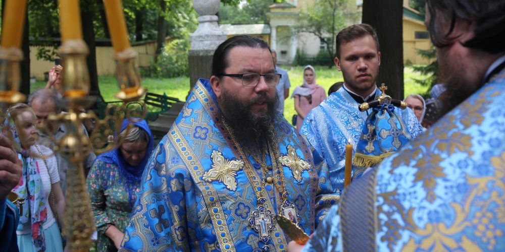 Престольный праздник молитвенно отметили в храме Владимирской иконы Божией Матери в Виноградово