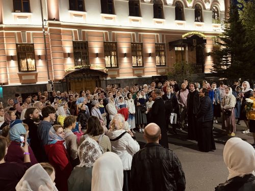 Молодежь Северо-Восточного викариатства приняла молитвенное участие в совместном молодежном молебне у мощей святой блаженной Матроны Московской
