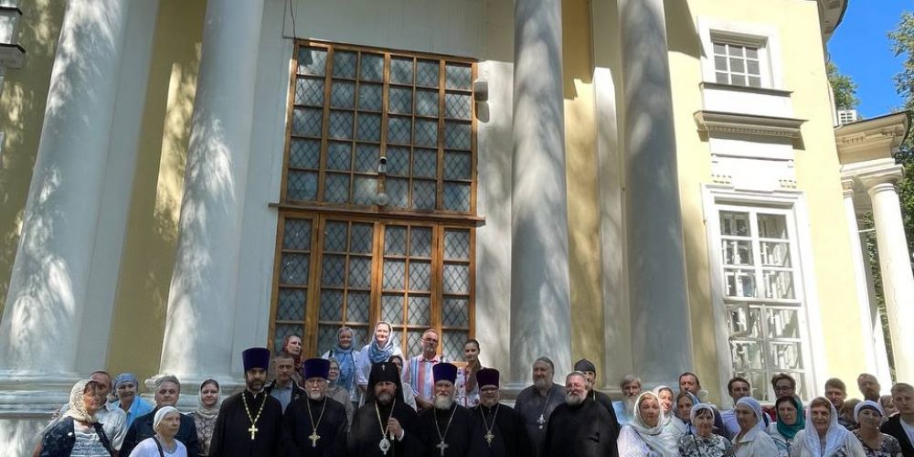 Архиепископ Фома возглавил торжества в честь престольного праздника храма Владимирской иконы Божией Матери в Виноградове г. Москвы