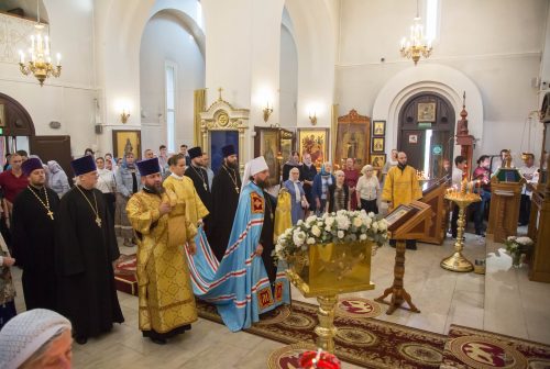 Митрополит Звенигородский Арсений возглавил Божественную Литургию в храме храме святителя Николая Мирликийского, Патриаршего подворья в Отрадном г. Москвы