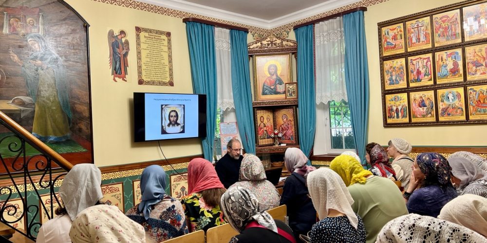 В храме свв. мчч. Адриана и Наталии в Бабушкине г. Москвы состоялся очередной обучающий семинар для работников церковных лавок и свечных ящиков храмов Сергиевского благочиния