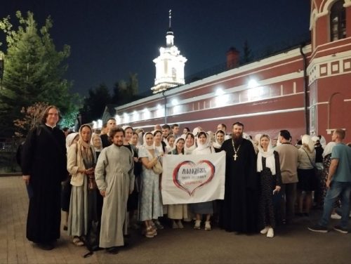 Православная молодежь Северо-Восточного Московского викариатства собралась на молебен у мощей блаженной Матроны Московской