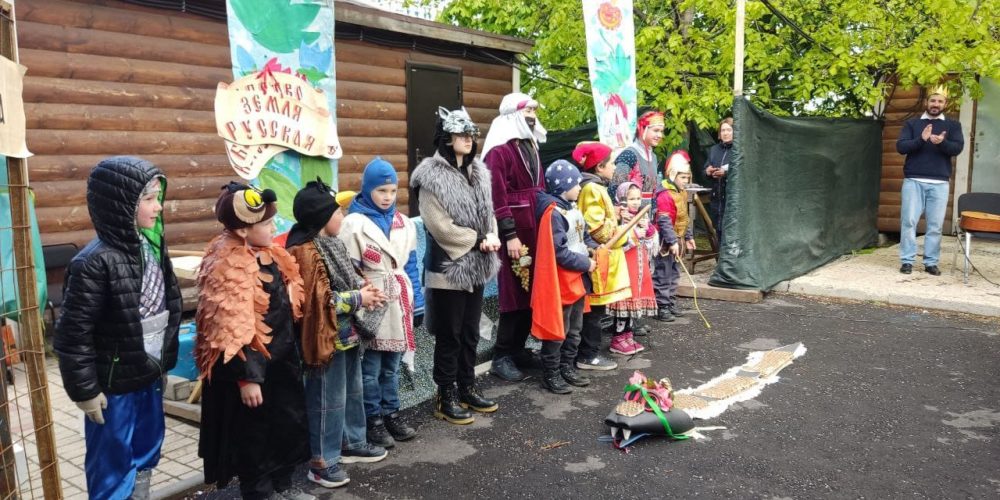 В Воскресной школе Храма святителя Макария (Невского), митрополита Московского и Коломенского, Патриаршего подворья в Бутырском г. Москвы состоялся фольклорный спектакль-былина «Сказ о Егории Храбром»