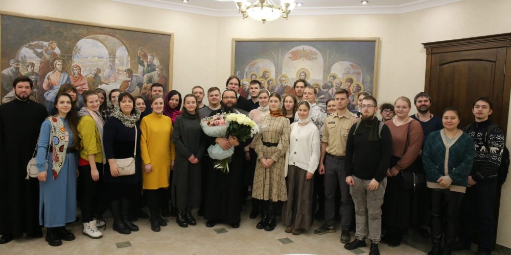 Молодёжь Северо-Восточного и Юго-Восточного викариатств поздравили Владыку Матфея с днем тезоименитства