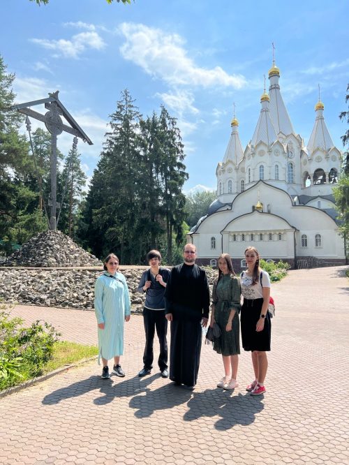 Молодежь храма Тихвинской иконы Божией Матери, Патриаршего подворья в Алексеевском г. Москвы, совершила поездку на Бутовский полигон