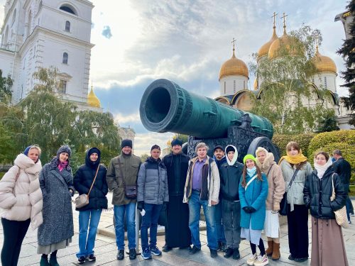 Молодежный кружок храма святых равноапостольных Мефодия и Кирилла в Ростокине посетил Московский Кремль