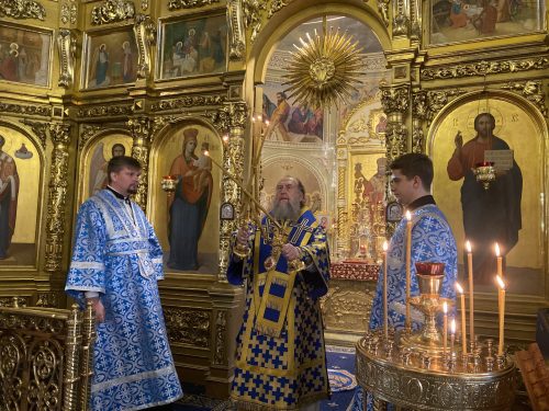 Митрополит Александр совершил Божественную литургию в храме Представительства Митрополичьего округа в Москве