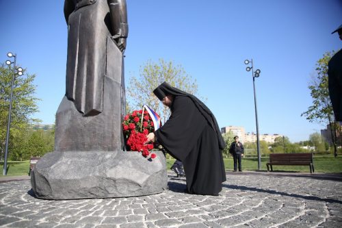 Управляющий Северо-Восточным викариатством возложил цветы к памятнику «Плечом к плечу», посвященному памяти московских ополченцев