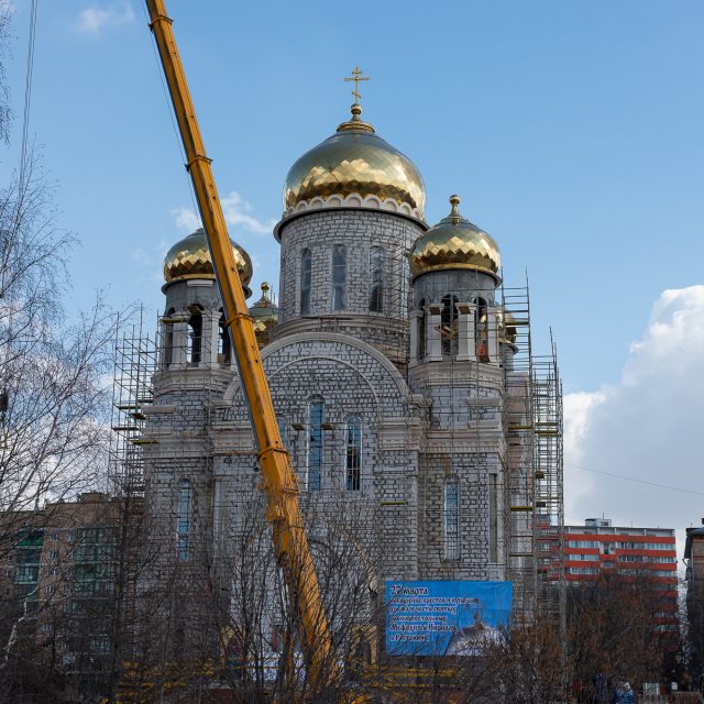 Храм равноапостольных Мефодия и Кирилла в Ростокине г. Москвы увенчался святыми крестами