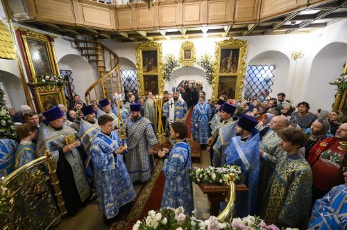 Митрополит Арсений совершил Божественную литургию в храме Покрова Пресвятой Богородицы в Медведкове