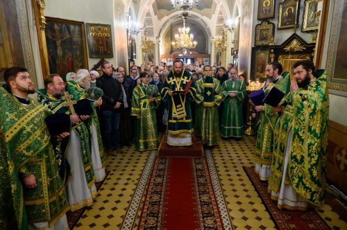 Митрополит Арсений совершил Божественную литургию в храме Живоначальной Троицы на Пятницком кладбище