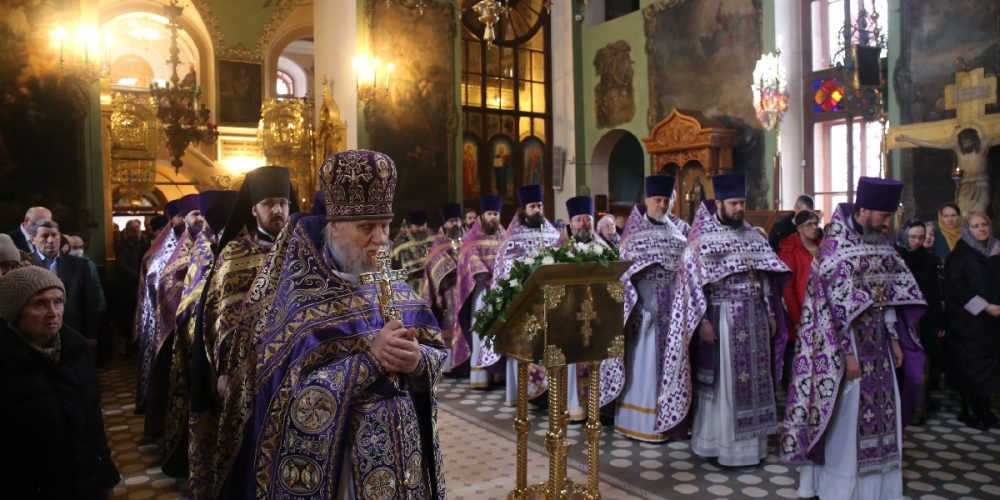 Архиерейское богослужение в храме Тихвинской иконы Божией Матери в Алексеевском