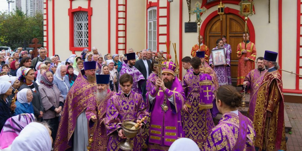 Митрополит Арсений совершил Божественную Литургию в храме Воздвижения Креста Господня в Алтуфьеве