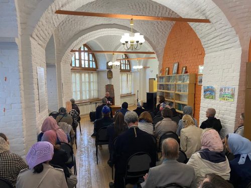 В храме Тихвинской иконы Божией в Алексеевском состоялась встреча-лекция с заведующим профессором лабораторией деструктологии МГЛУ Р.А. Силантьевым