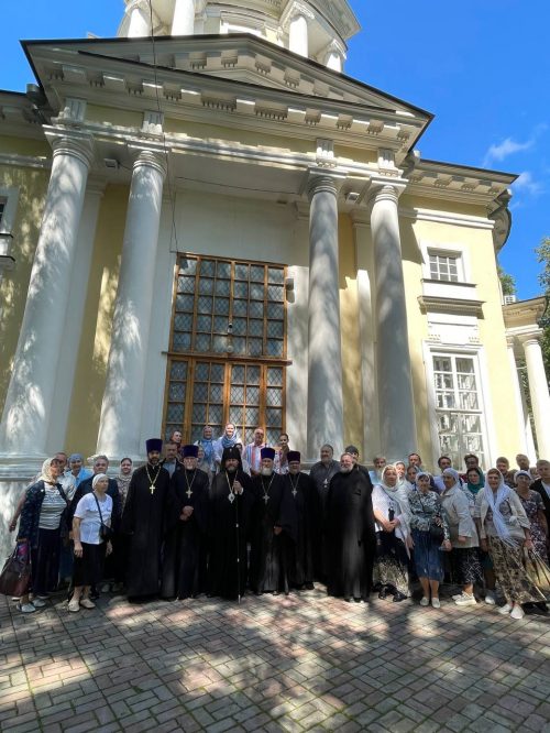 Архиепископ Фома возглавил торжества в честь престольного праздника храма Владимирской иконы Божией Матери в Виноградове г. Москвы