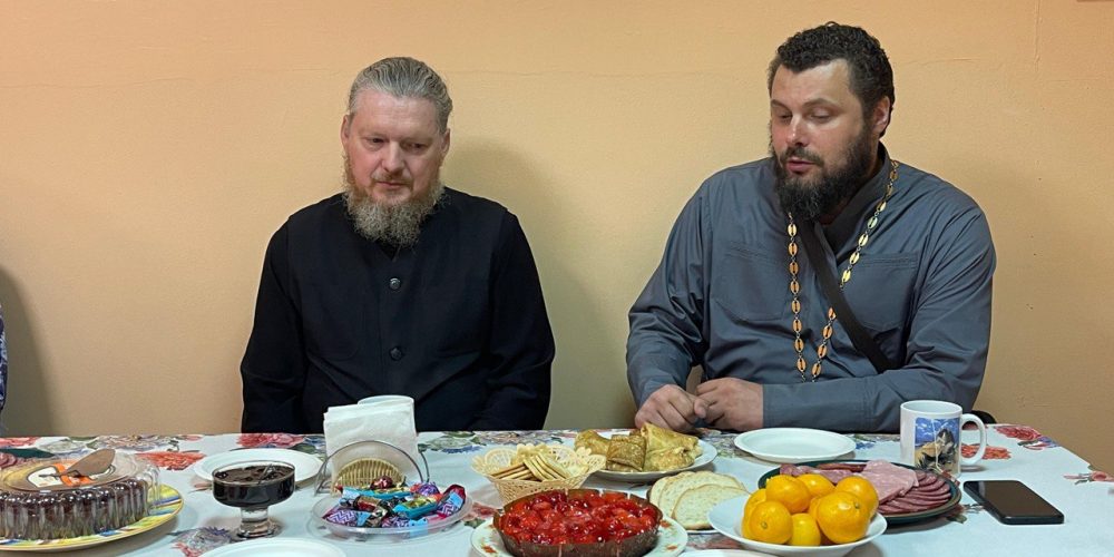 В храме Тихвинской иконы Божией Матери, Патриаршего подворья в Алексеевском г. Москвы прошла встреча с протоиереем Сергием Кляевым, заместителем председателя Комиссии по больничному служению при Епархиальном совете г. Москвы