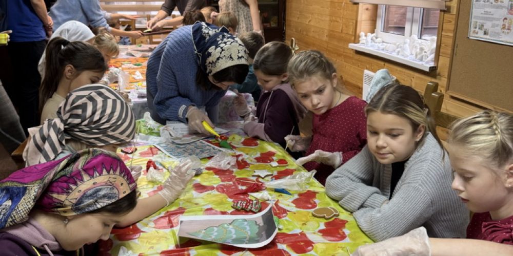 Воспитанники воскресной школы при храме Иконы Божьей Матери «Отрада и Утешение» в Ярославском расписали пряники для участников СВО