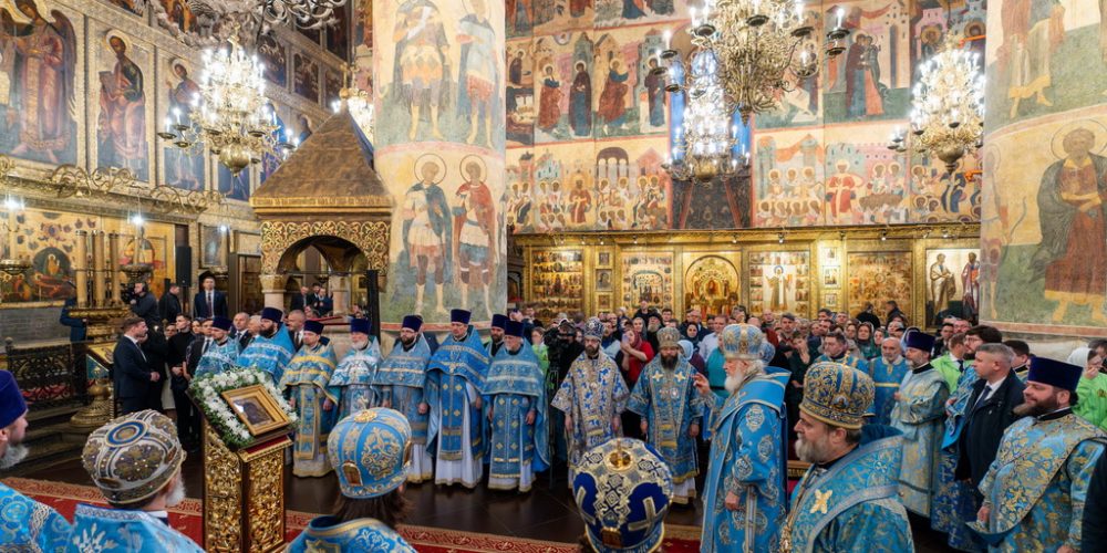 Митрополит Звенигородский Арсений сослужил Его Святейшеству за Божественной литургией в день празднования Казанской иконы Божией Матери