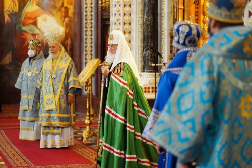 В праздник Введения во храм Пресвятой Богородицы Святейший Патриарх Кирилл совершил Литургию в Храме Христа Спасителя