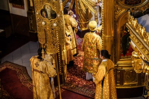 В Неделю 21-ю по Пятидесятнице митрополит Арсений совершил Божественную литургию в Псково-Печерском монастыре