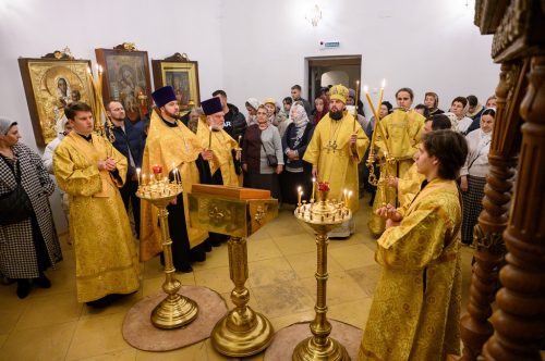 Митрополит Арсений возглавил всенощное бдение в храме Живоначальной Троицы в Усадьбе Свиблово