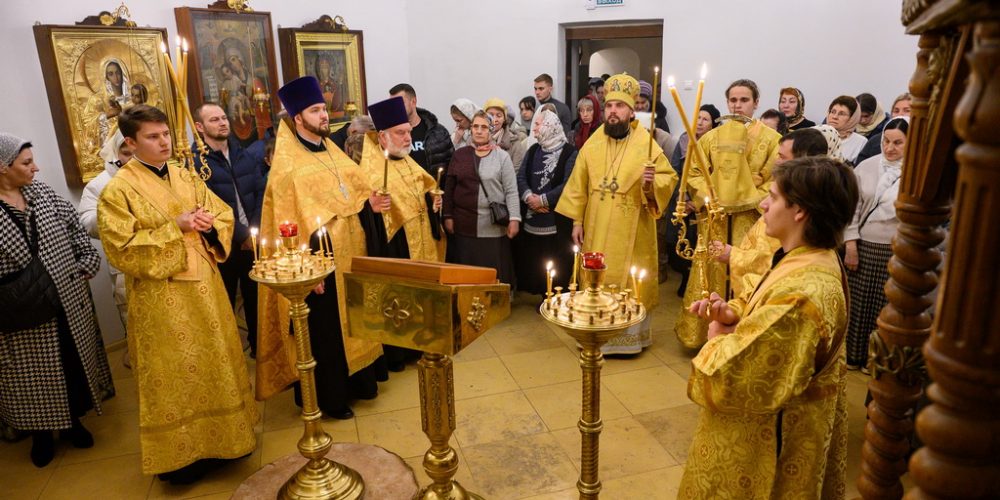 Митрополит Арсений возглавил всенощное бдение в храме Живоначальной Троицы в Усадьбе Свиблово