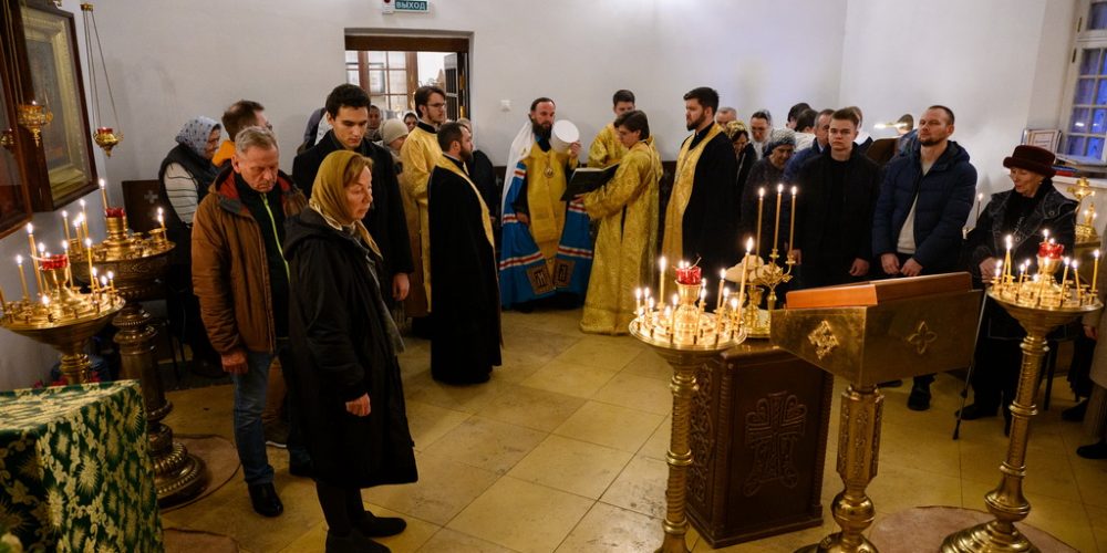 Митрополит Арсений возглавил всенощное бдение в храме Живоначальной Троицы в Усадьбе Свиблово